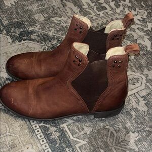 OluKai women’s Kualona leather Chelsea boots size 9.5